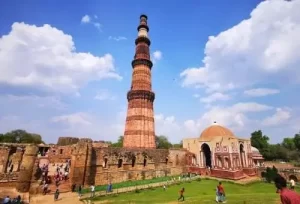 04 Days Delhi Jaipur holiday tour package itinerary featuring the historic Delhi Red Fort, New Delhi India Gate, and the Jaipur Amber Fort by Aamantran Tours.