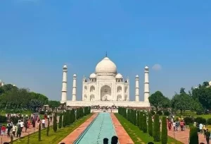 Comprehensive 15-day Delhi, Rajasthan, and Agra holiday tour package itinerary featuring the Taj Mahal at sunrise, Ranthambore tiger safaris, Udaipur lake palaces, and Jaisalmer overnight desert camps by Aamantran Tours.
