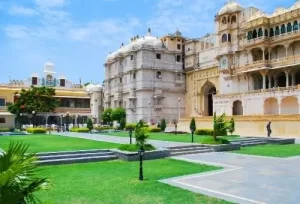 The spectacular architecture of the majestic Udaipur City Palace towering over Lake Pichola, the royal highlight of our 3-day interstate tour package.