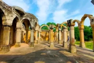 The intricate stone arches and grand minarets of the Jama Mosque in the UNESCO-listed Champaner-Pavagadh Archaeological Park, a major heritage highlight of our 4-day Gujarat tour.