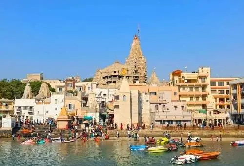 The ancient and sacred Dwarkadhish Temple, a magnificent spiritual landmark featured in our customized Gujarat tour packages starting from Dwarka.