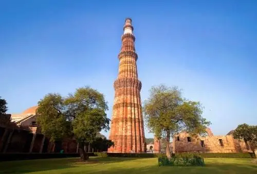 The towering Qutub Minar in Delhi, marking the starting city for Aamantran Tours' cultural and Golden Triangle Rajasthan package tours.